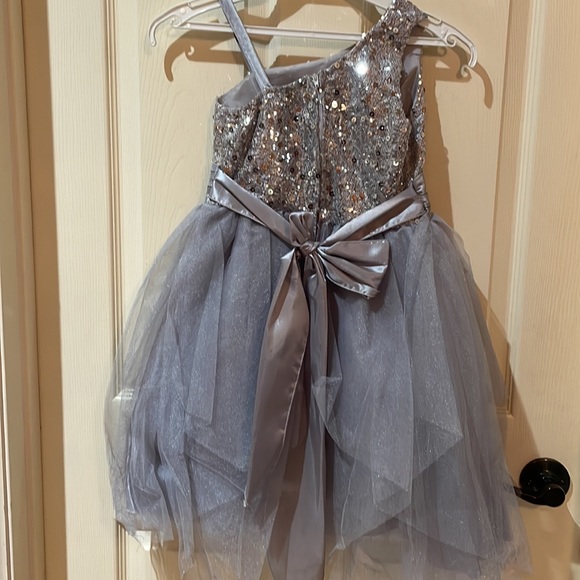 One time used 6y little girl dress a little dirty but can be fixed with a wash - Picture 5 of 6